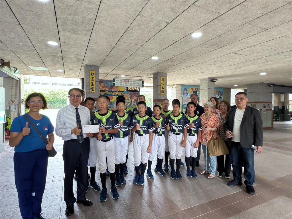 洪婉臻議員與弘久會致贈選手加菜金 力挺東園國小少棒隊勇闖威廉波特