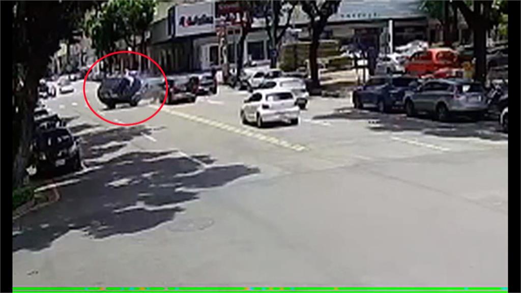 路口車禍!台中休旅車兩輪懸空「苦撐3秒」翻車 彰化夫妻摔進兩米深排水溝