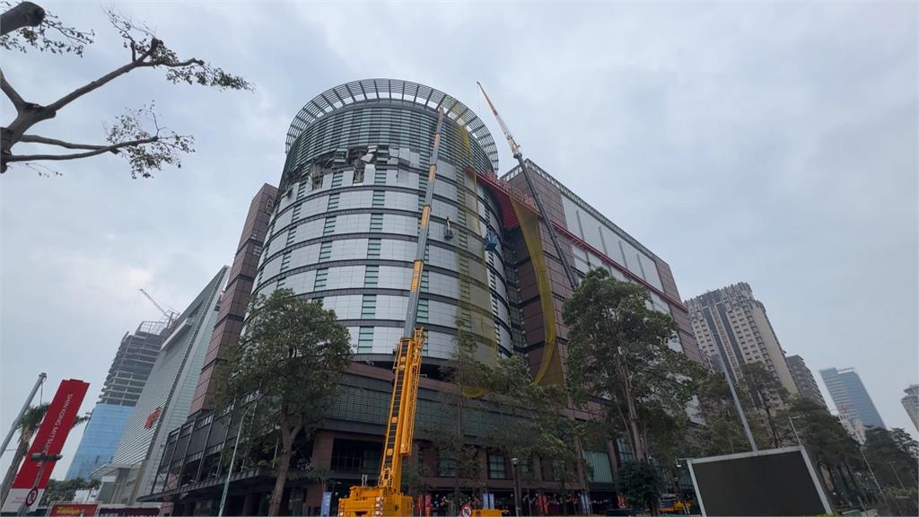 台中新光三越氣爆！罹難者今告別式　總經理吳昕陽現身鞠躬致歉