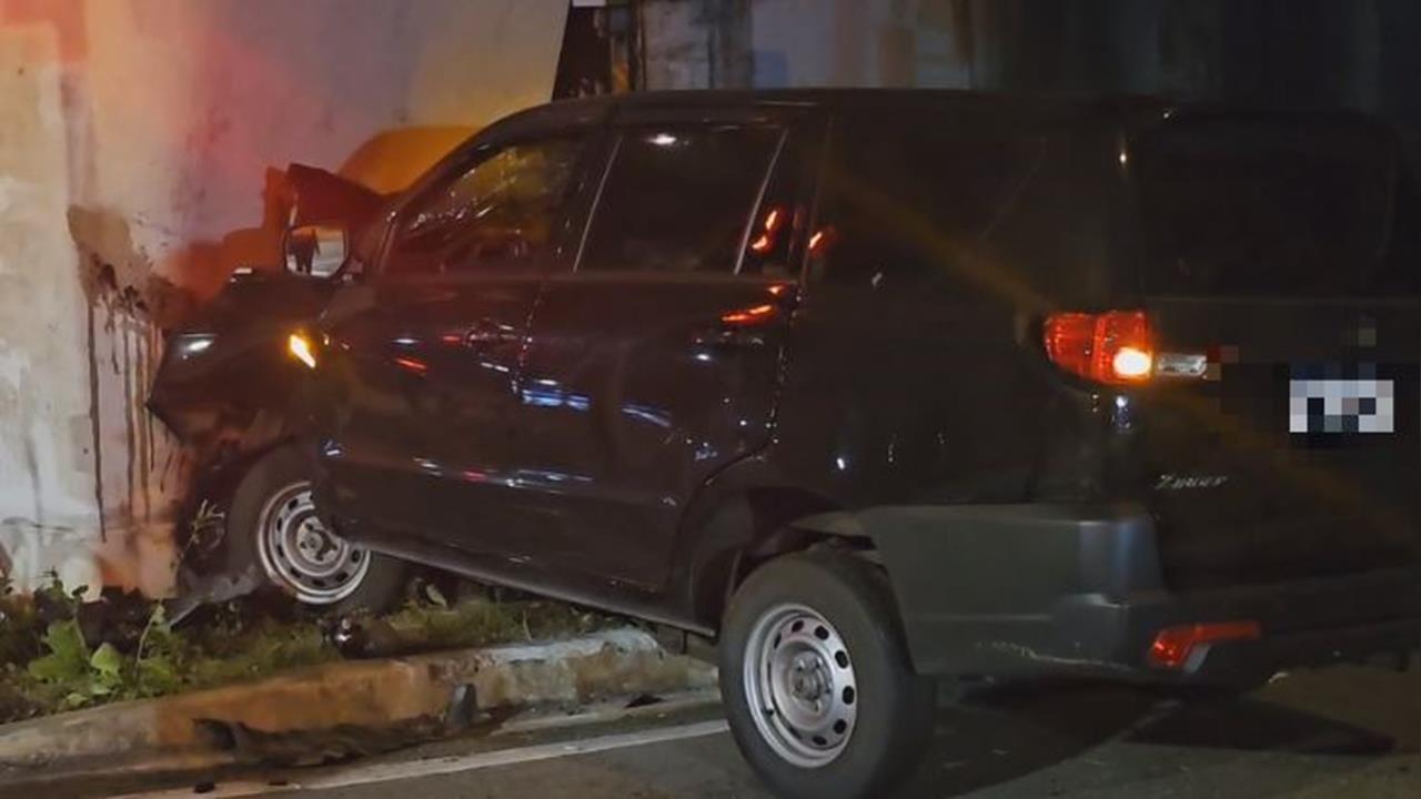 死亡車禍！轎車撞機車再衝橋墩　駕駛送醫不治、騎士受傷