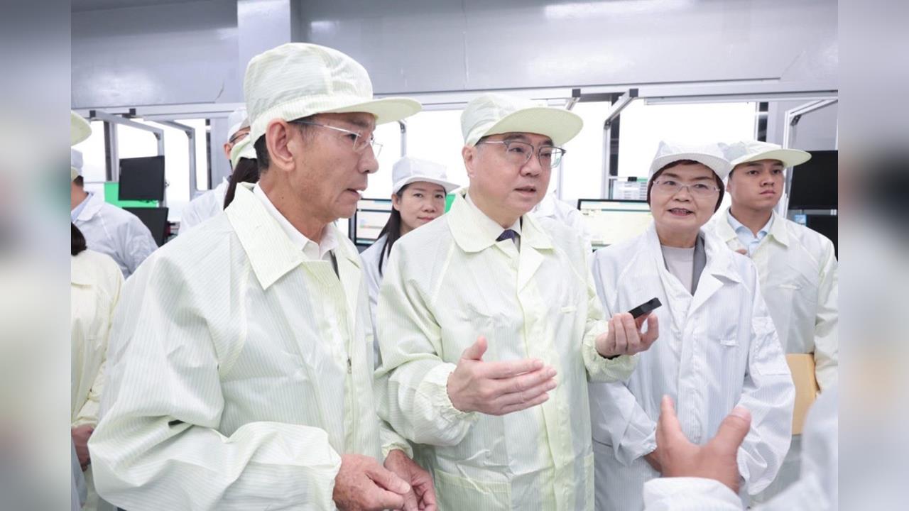 陳素月陪同卓榮泰院長參訪為升電裝　宣示引進更多無人載具研發資源