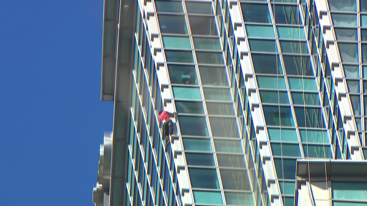 挑戰成功！Ａｌｅｘ９１分鐘登頂台北１０１　信義區擠滿人、上萬人掌聲歡呼