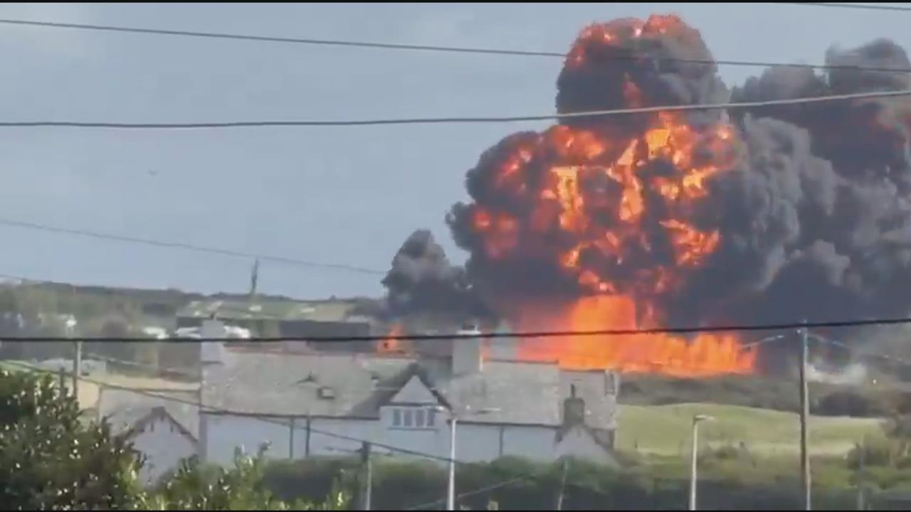 英國空軍「鷹式T2」俯衝墜毀 飛行員彈射逃生
