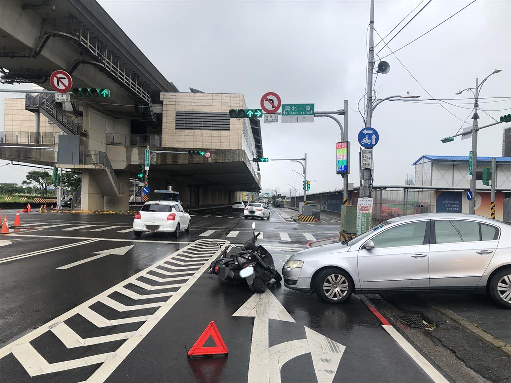 騎士等紅燈遭汽車撞上「找嘸駕駛」　竟是忘拉手煞車釀禍