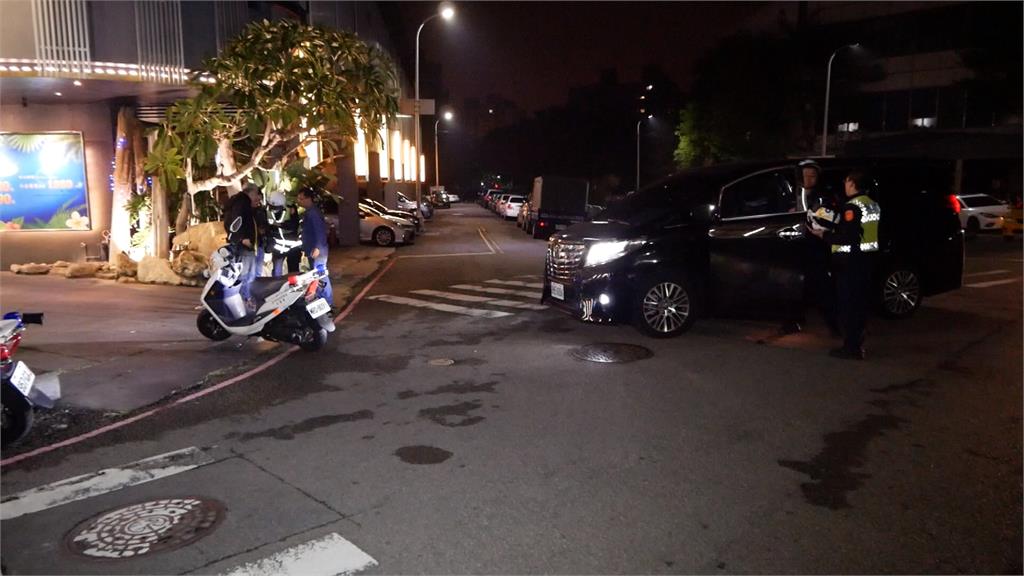 中市警盤查酒駕 駕駛倒車拉扯警方 2友人贊聲還踹警機車