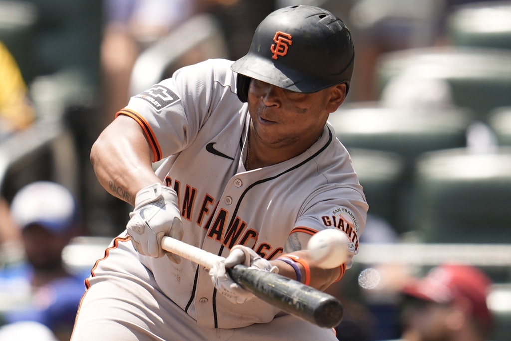 MLB(影)/「換守位」變強?巨人球星不守三壘後「輕輕一碰」就開轟還單場雙響