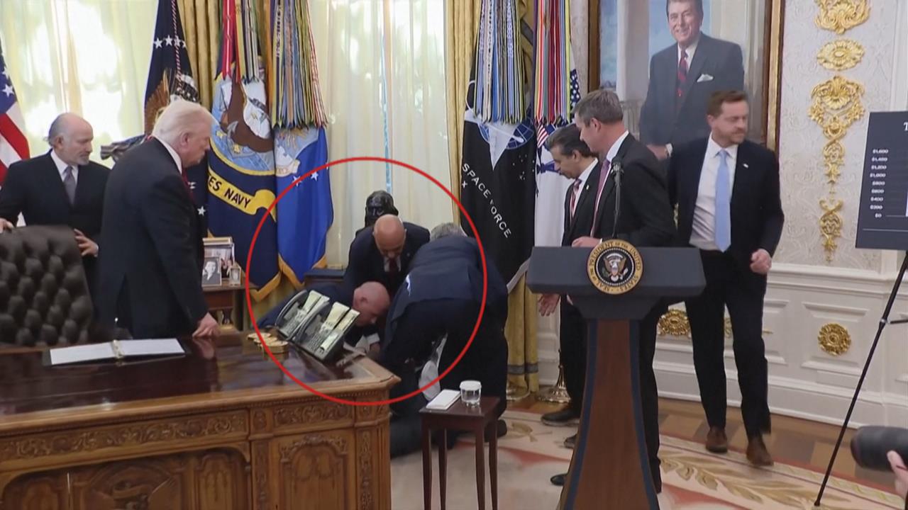 川普宣布大砍減肥藥價　一名男記者會當面暈倒