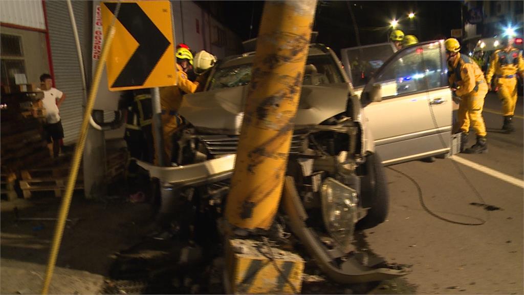 台中休旅車彎道衝撞電線桿 4人受傷