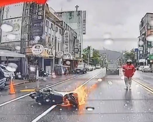 為閃車女騎士「犁田」慘摔　機車「燒成火球」竄黑煙
