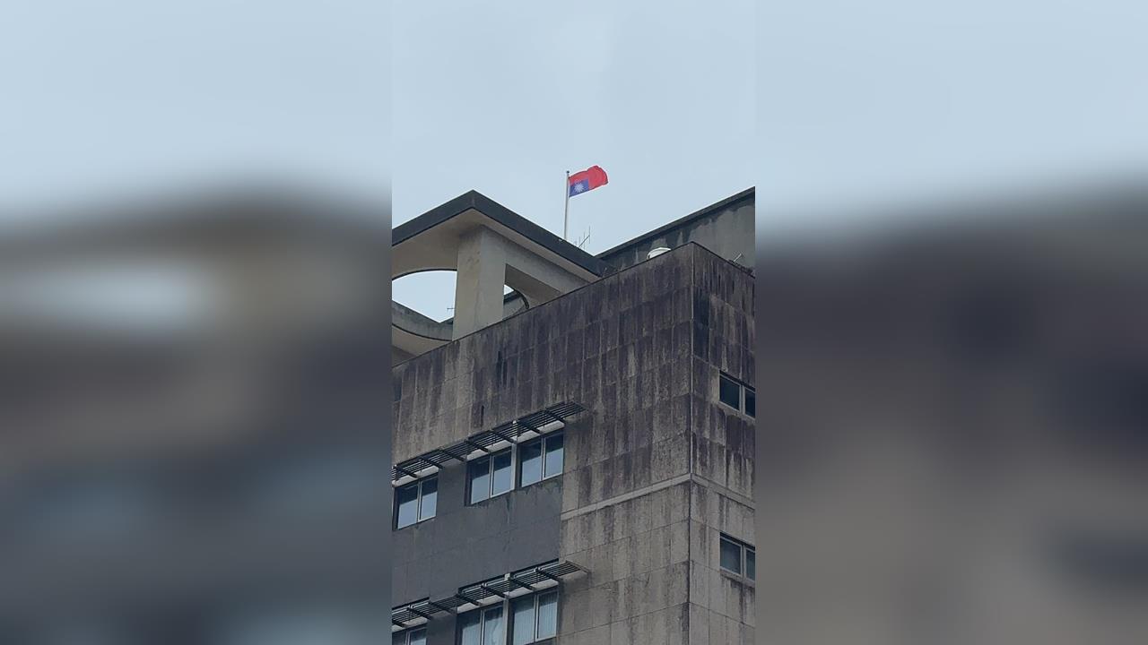 快新聞/萬里區行政大樓國旗倒掛! 區長回應竟是因為「這」原因