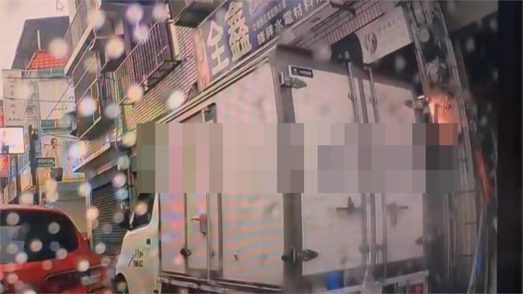【有片】貨車硬擠「A到電錶」火花乍現　下秒竟直接開走