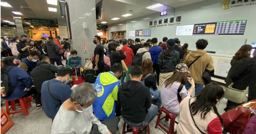 丹娜絲颱風重創離島交通!金門機場上千旅客仍滯留