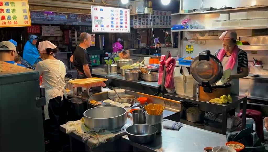 山陀兒來襲基隆下大雨　廟口夜市淹水部分店家照營業