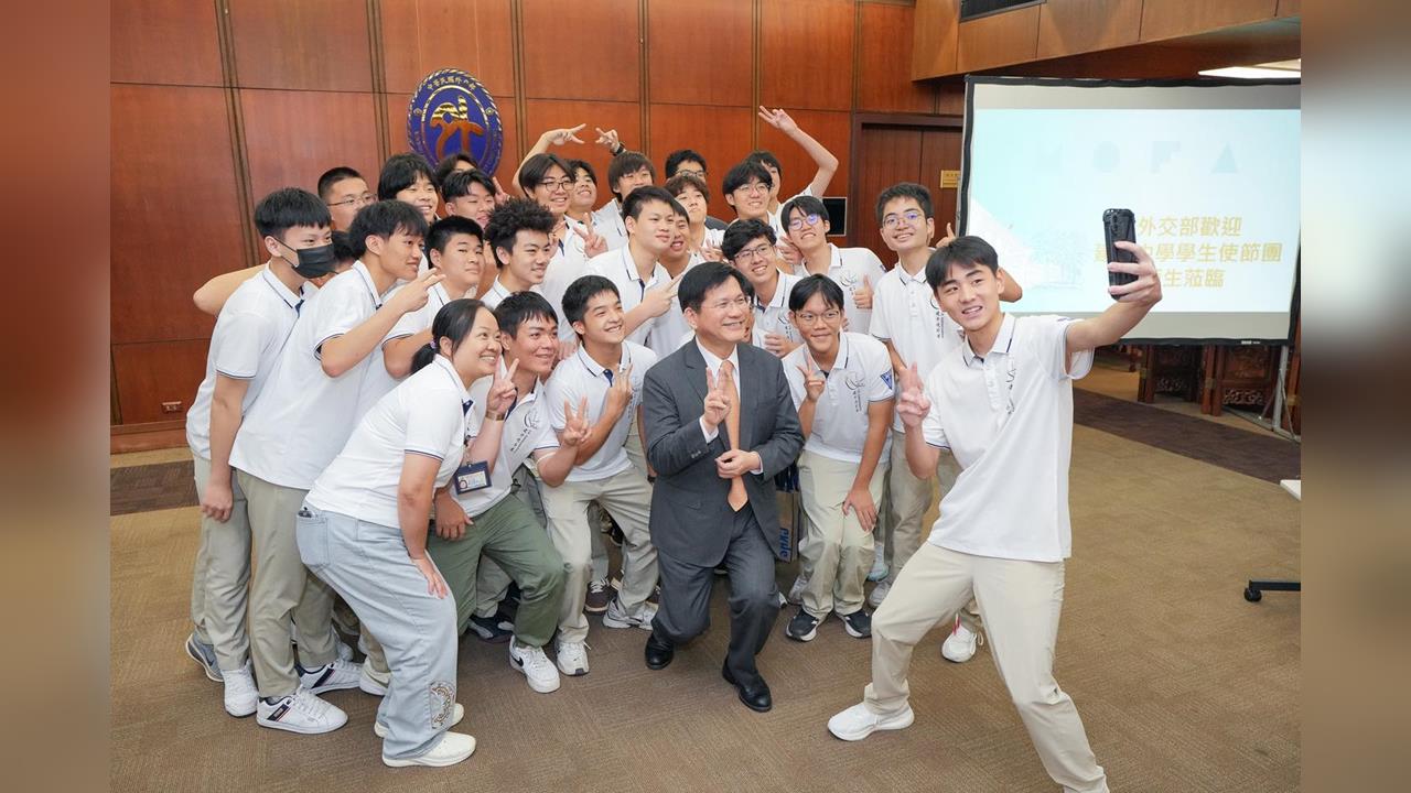 快新聞／建中生外交拷問太狠了！林佳龍超時爆聊45分鐘　「部長級忠告」震撼曝光