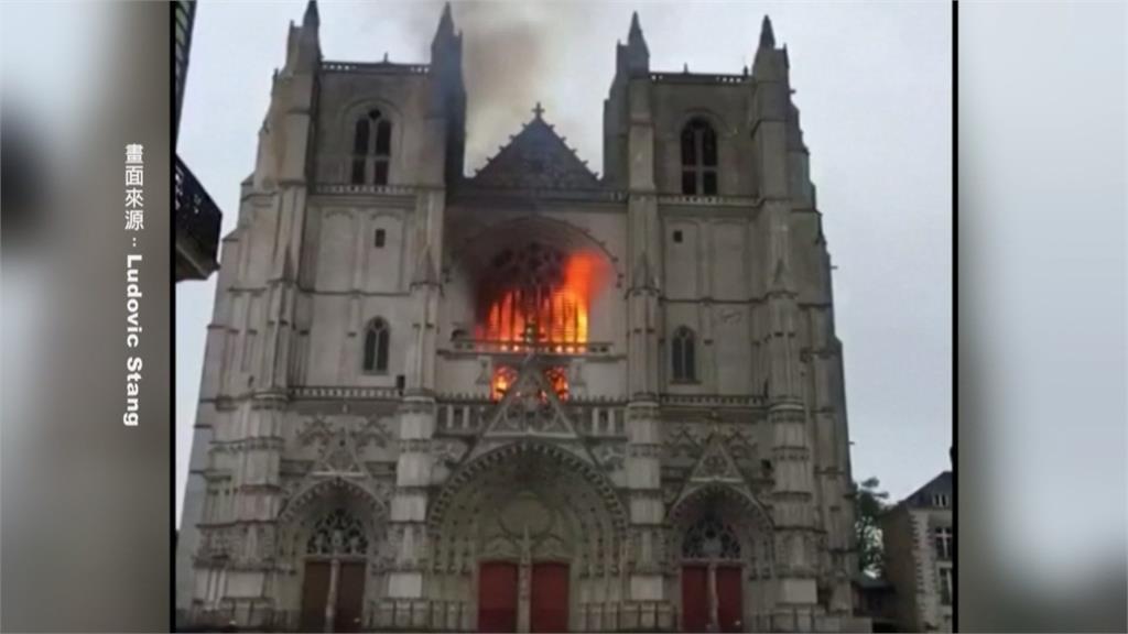 法國15世紀教堂祝融之災！400年管風琴、彩繪玻璃燒毀
