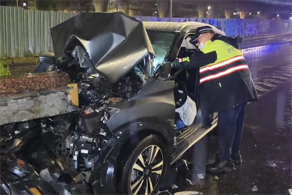 快新聞／驚悚！新北76歲男「凌晨駕車直撞橋墩」！　車頭全毀傷重不治
