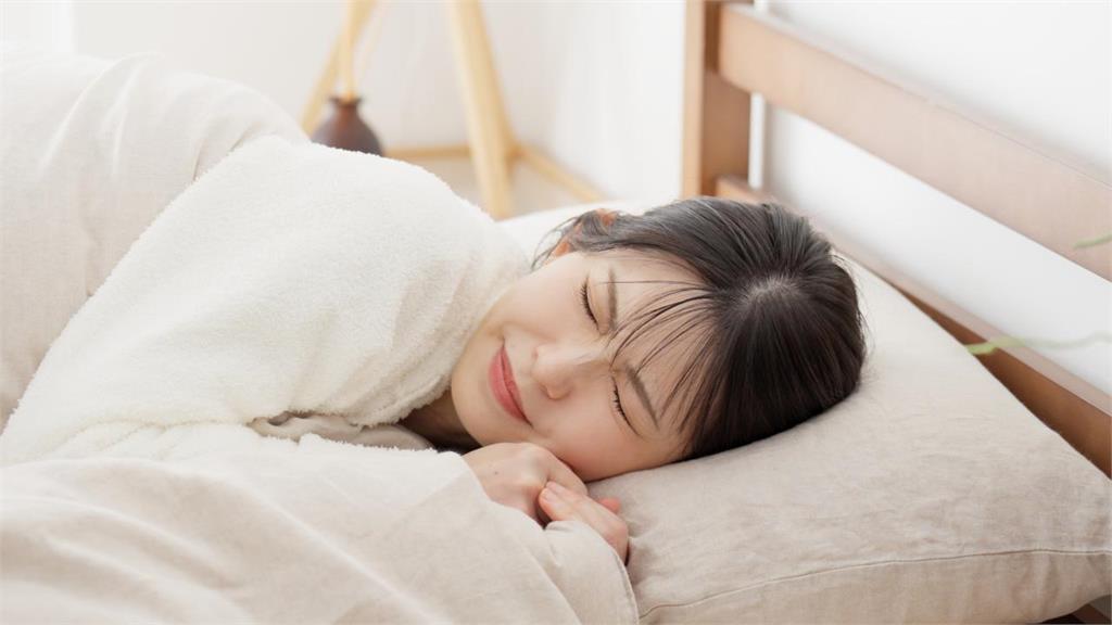 半夜睡不著怎麼辦?營養師教你「4招睡眠衛生」與「5+5助眠飲食」改善失眠