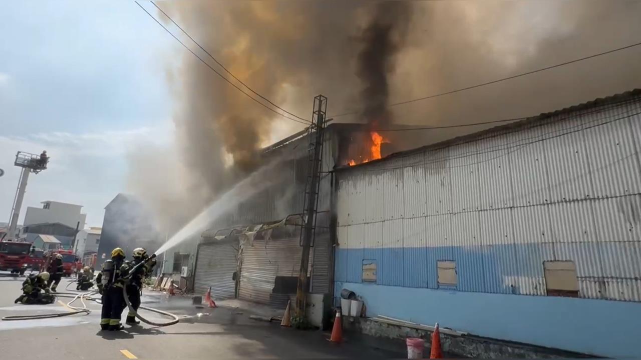 最新／初五開工不平靜！嘉市鐵皮工廠陷火海　濃煙狂竄嚇壞民眾