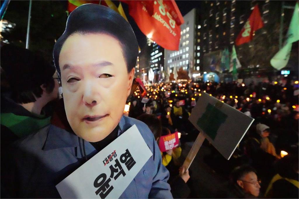 南韓民眾要求尹錫悅下台　各地紛舉行燭光集會