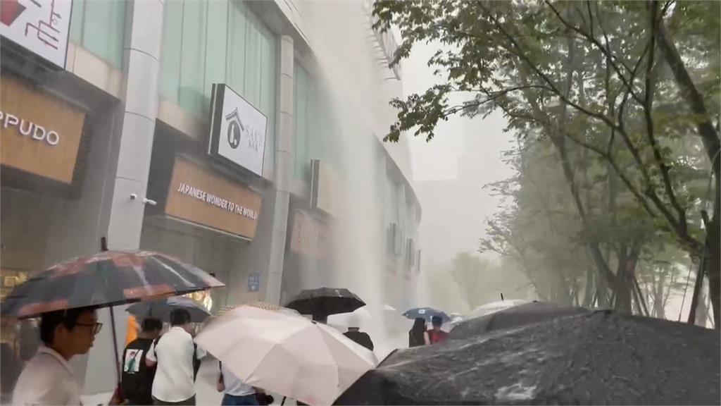 大巨蛋每逢大雨必漏水？　場外現「超大瀑布」　場內球迷被水滴