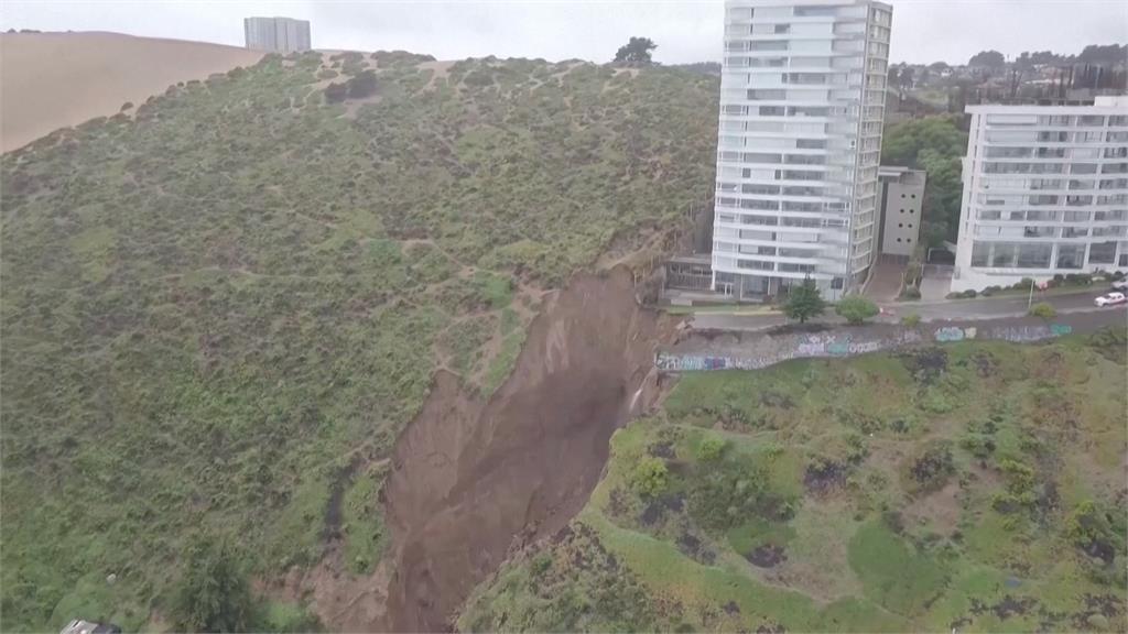智利中南部洪災３死　比納薩瑪公寓旁道路坍塌