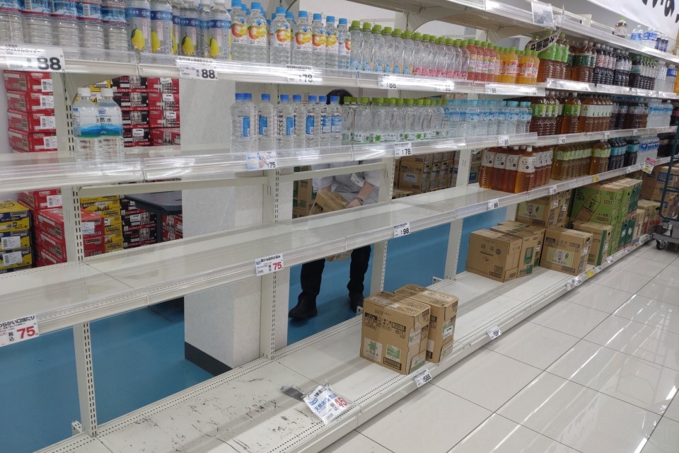 快新聞/南海海槽「巨大地震警報」發布 日本民眾瘋搶防災物資