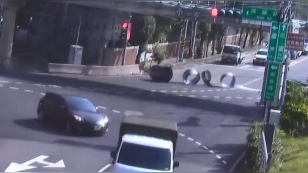 驚見10公尺鋼捲「過馬路」　饒舌水電工拿砂輪機衝下車：見招拆招