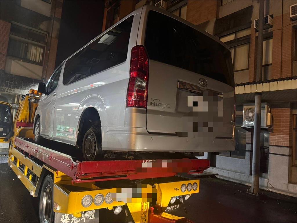 天意？國五雪隧廂型車爆胎　員警意外逮到整車11名非法移工