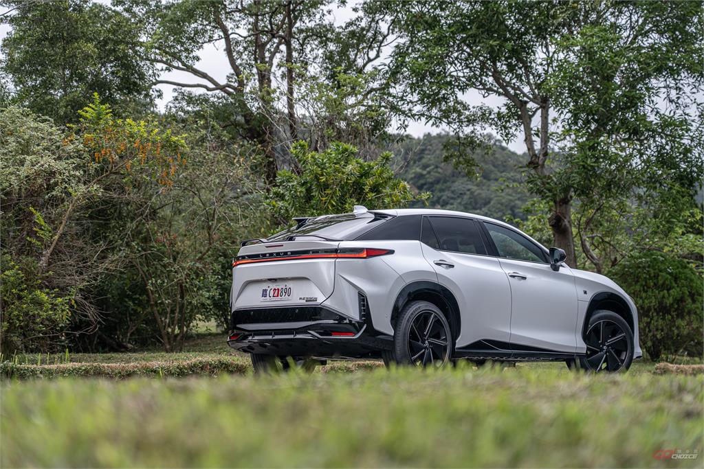 電控、效能大幅升級｜Lexus RZ 550e F Sport 終於跟上主流？