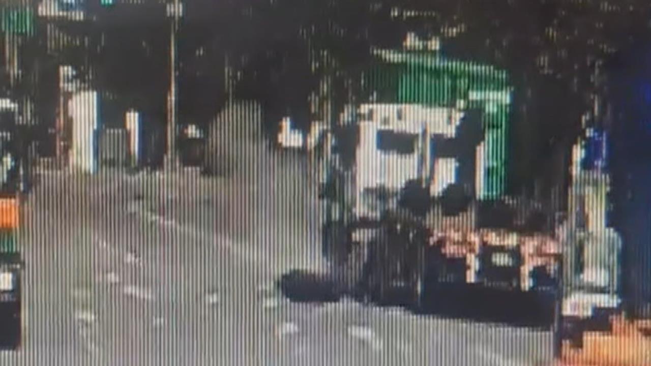 疑前車突減速！拖板車急煞「鋼軸」飛出　砸中路停轎車、柏油路