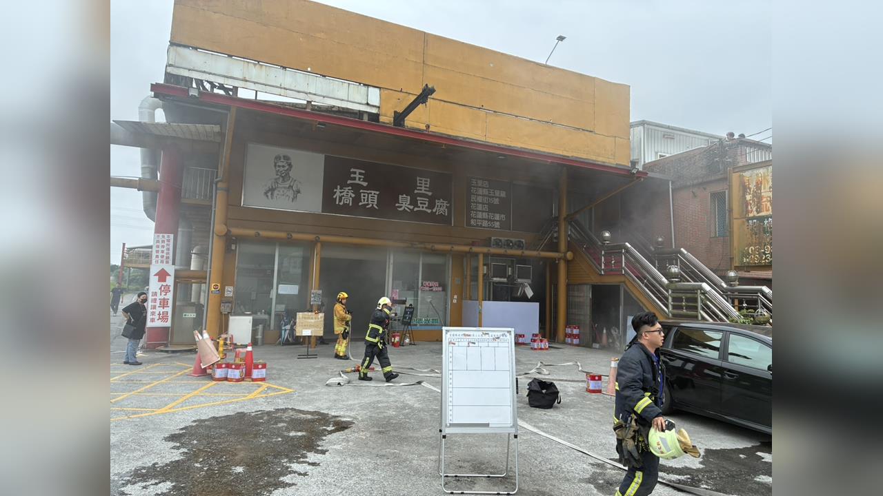 快新聞／「玉里橋頭臭豆腐」礁溪分店火警！濃煙狂竄畫面曝