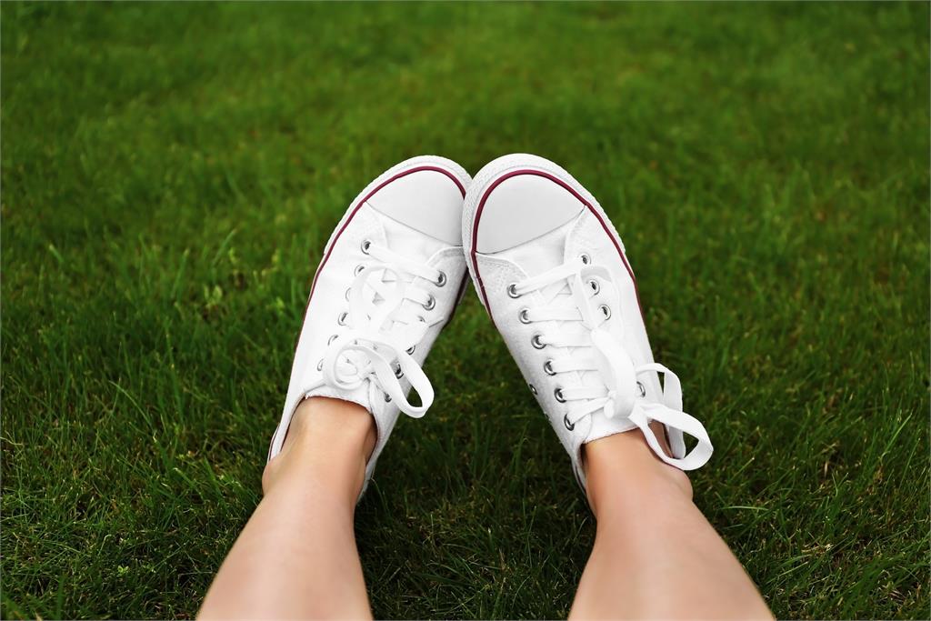 鞋邊黑漬OUT!4招讓白色帆布鞋亮回新品感