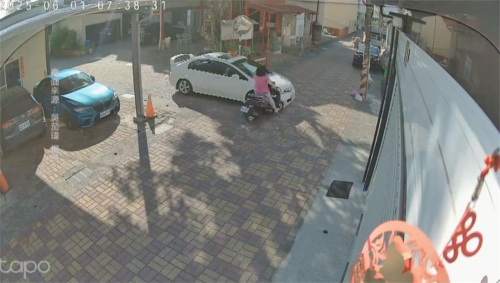 屏東里港汽機車擦撞! 女騎士"未戴安全帽"遭撞翻