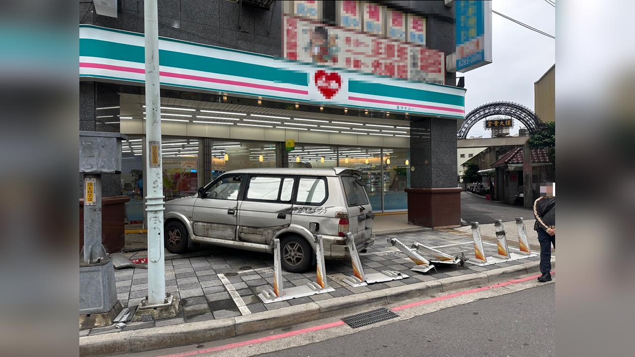快新聞/車輛衝撞超商!UBIKE站遭殃、玻璃門碎裂 駕駛稱吃感冒藥精神不濟