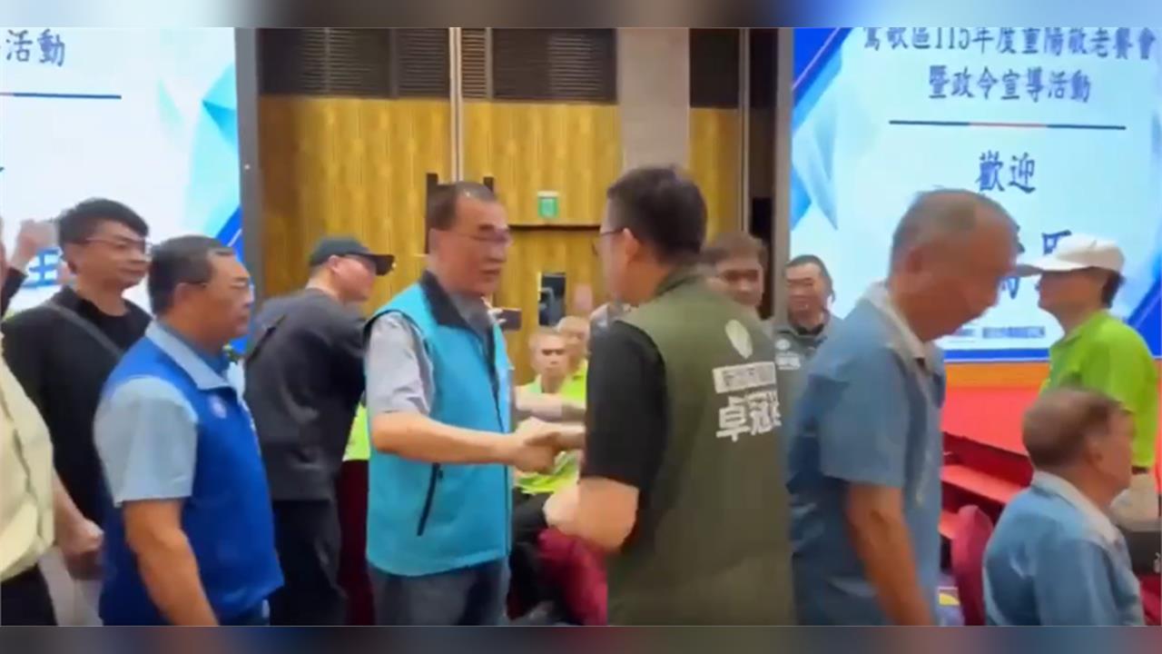 快新聞／「鴨霸」蘇貞昌拍李四川肩2下？卓冠廷曬影片反控：你拍我6下咧！