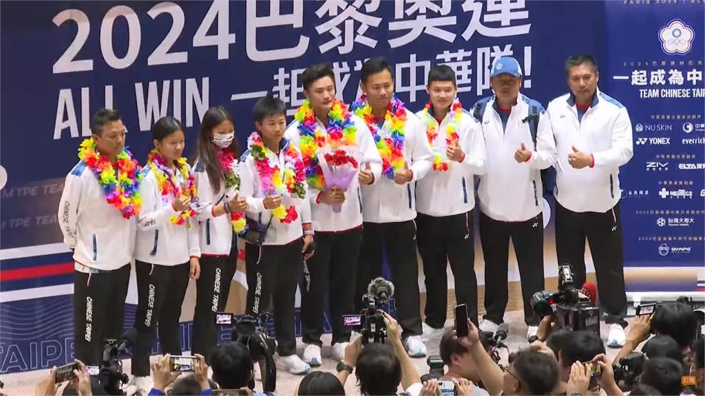 李孟遠奪射擊史上首獎牌　大批民眾搶合照、送花歡迎他回台
