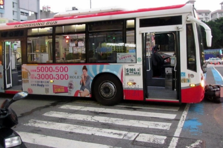 公車疑煞車失靈撞3機車 騎士雙腿骨折