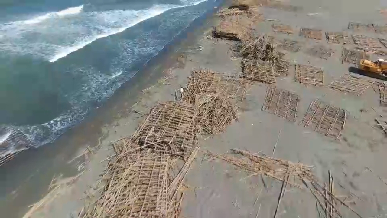 破壞生態！採收季後 四鯤鯓海岸成「蚵架堆置場」