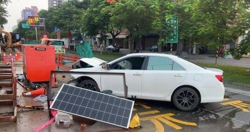 高雄清晨白車衝施工區　車頭瞬間慘毀駕駛輕傷