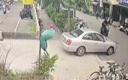 女駕駛剛領駕照太緊張　T字路口沒轉彎撞進小吃店