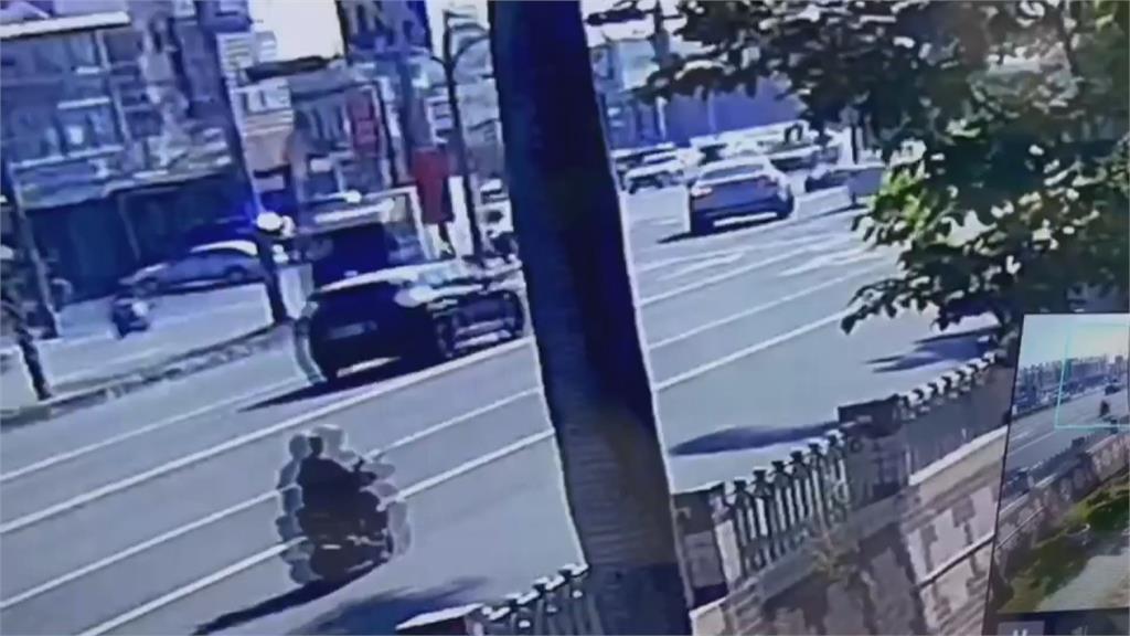 車尾全毀! 警車遭曳引車撞上分隔島 1女警傷
