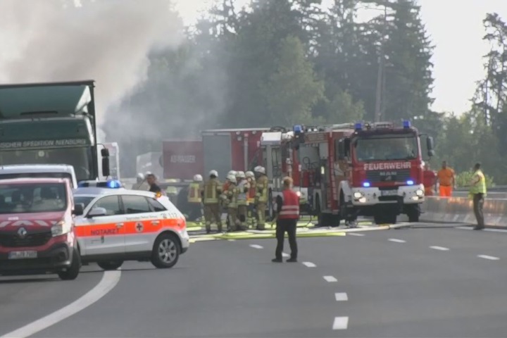驚！德國巴士、卡車相撞起火 釀18死30傷