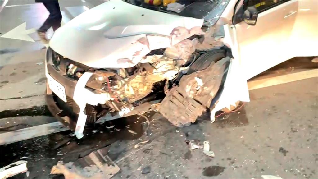 酒駕？男逆向自撞電線桿 車體嚴重毀損