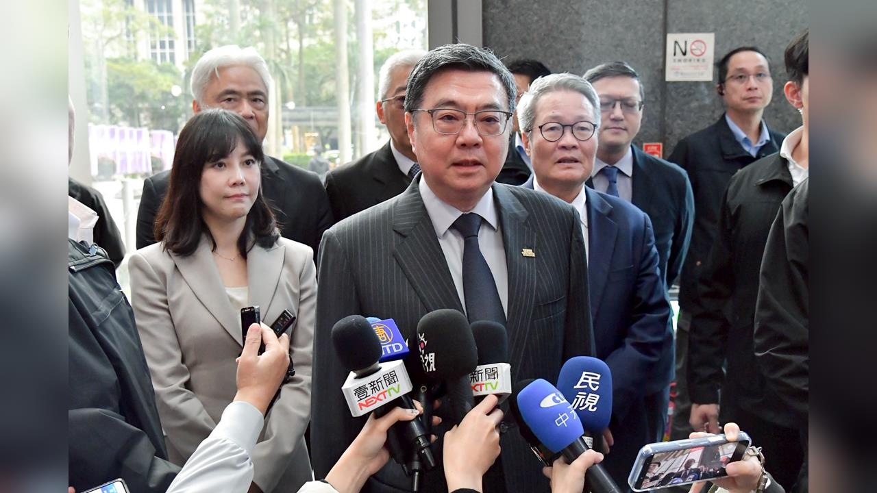 快新聞／卓榮泰下戰帖了！霸氣喊「我要和立法院辯論」　震怒嗆藍白卡預算