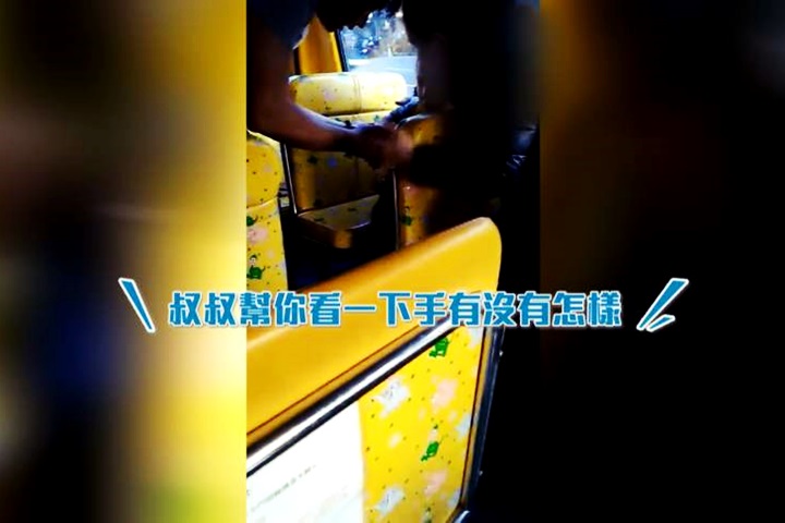 嚇到吃手手！ 幼童手卡娃娃車座椅 警消即刻救援