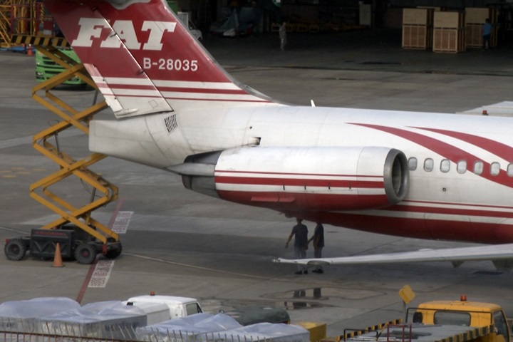 遠航班機大誤點！飛機拖離機棚擦撞