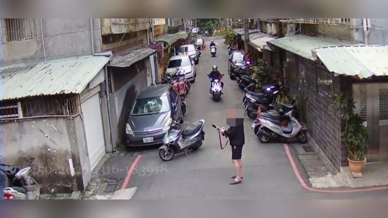 愛子跑路中險被撞！　新北火爆父「持水彈槍」揮舞嗆騎士