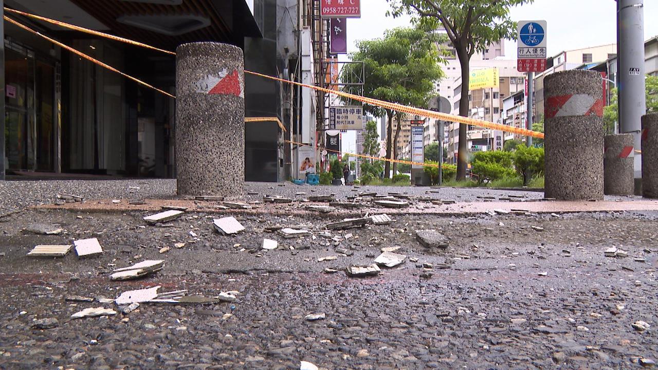 巴威颱風強風襲高雄　市區招牌遭吹落、飯店磁磚險砸人