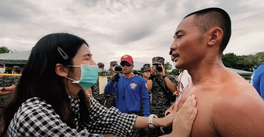 快新聞／蛙人天堂路試煉撐完全程 女友不捨淚吻