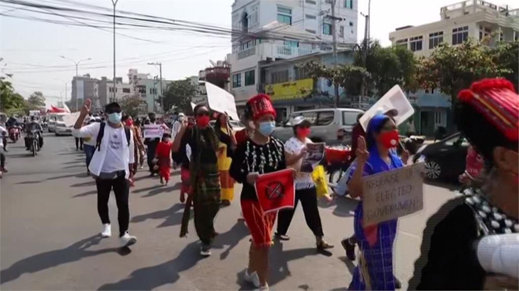 緬甸反政變示威升溫！民眾不顧限聚令上街 毛淡棉警方開槍致3人傷